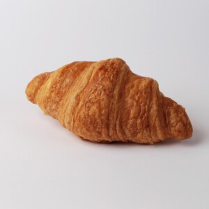 Croissant beurre droit, une viennoiserie feuilletée et croustillante au beurre, idéale pour accompagner votre café ou pour une pause sucrée.