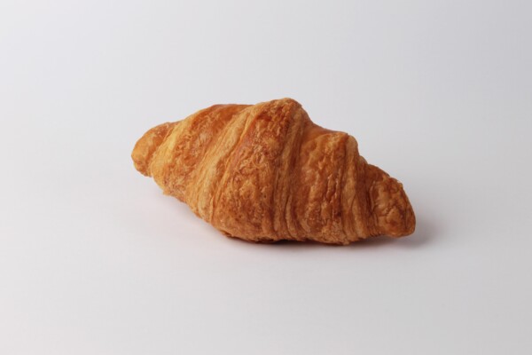 Croissant beurre droit, une viennoiserie feuilletée et croustillante au beurre, idéale pour accompagner votre café ou pour une pause sucrée.