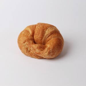 Croissant sucré, une viennoiserie feuilletée et sucrée, idéale pour accompagner votre café ou pour une pause sucrée.