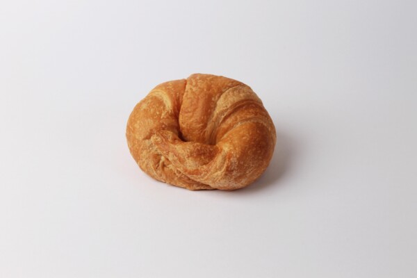 Croissant sucré, une viennoiserie feuilletée et sucrée, idéale pour accompagner votre café ou pour une pause sucrée.