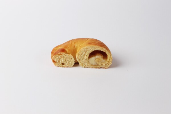 Croissant sucre brioche coupé en deux, une viennoiserie feuilletée et briochée au sucre, parfaite pour une pause sucrée.