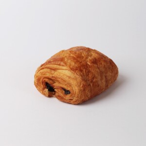 Pain au chocolat beurre, une viennoiserie feuilletée et chocolatée au beurre, idéale pour accompagner votre café ou pour une pause gourmande.