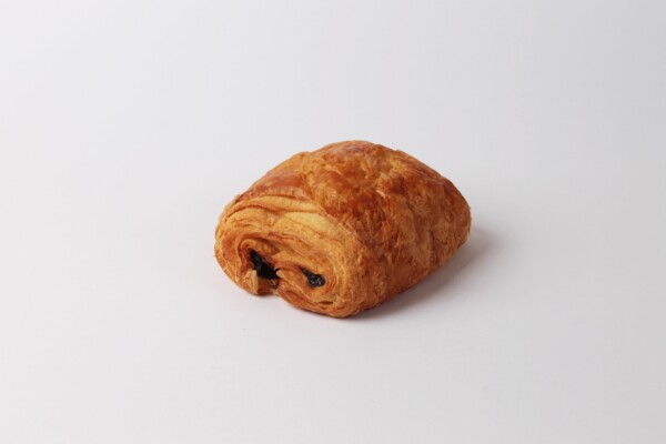 Pain au chocolat beurre, une viennoiserie feuilletée et chocolatée au beurre, idéale pour accompagner votre café ou pour une pause gourmande.