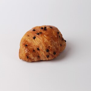 Couque au beurre pépites chocolat, une pâtisserie feuilletée et croustillante au beurre avec des pépites de chocolat, idéale pour accompagner votre café ou pour une pause gourmande.