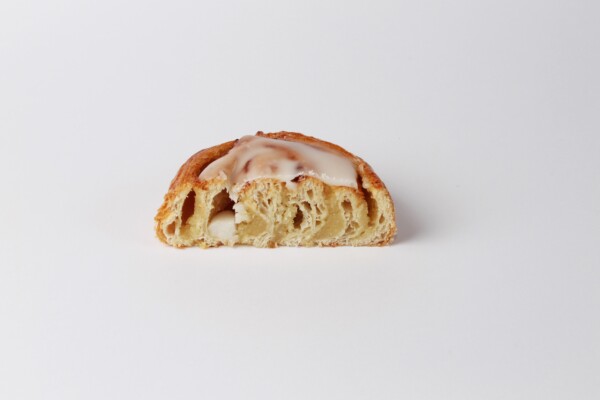 Couque Suisse frangipane coupée en deux, une pâtisserie moelleuse et fondante à la frangipane et au chocolat, parfaite pour une pause sucrée.