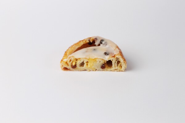 Couque Suisse ronde coupée en deux, une pâtisserie moelleuse et chocolatée, parfaite pour accompagner votre café ou pour une pause sucrée.