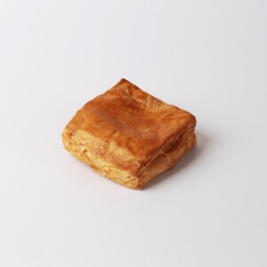 Couque carré, une pâtisserie feuilletée et croustillante, idéale pour accompagner votre café ou pour une pause sucrée.