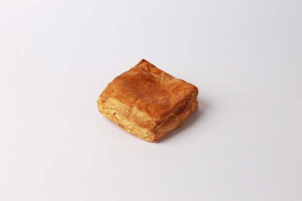 Couque carré, une pâtisserie feuilletée et croustillante, idéale pour accompagner votre café ou pour une pause sucrée.