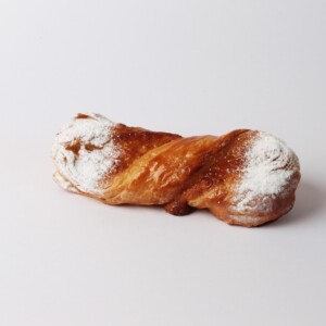 Tortillon frangipane orange, une pâtisserie moelleuse et fondante à la frangipane et à l'orange, idéale pour accompagner votre café ou votre thé.