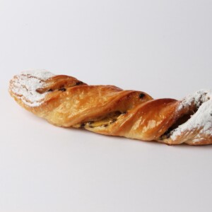 Tortillon crème pépites de chocolat, une pâtisserie moelleuse et chocolatée à la crème, idéale pour accompagner votre café ou votre thé.