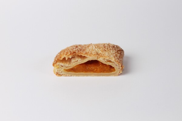 Gosette abricot, une pâtisserie feuilletée fourrée à la saveur fruitée et fondante de l'abricot, idéale pour une pause sucrée.