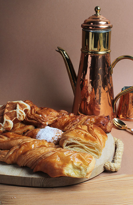 Koffiezetapparaat en verschillende viennoiseries geleverd door Panistar, een familiebedrijf.