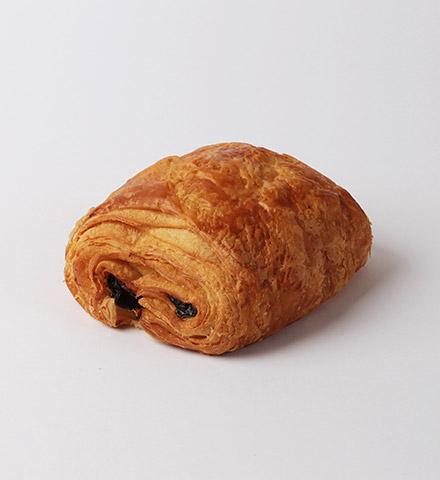 Pain au chocolat moelleux avec du chocolat belge. Proposé par Panistar, fournisseur de pains au chocolat pour les boulangeries.