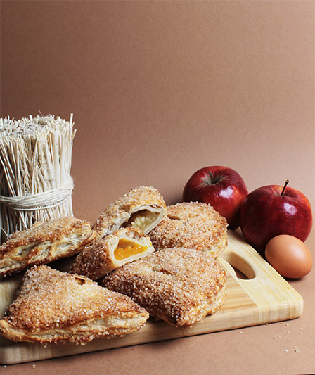 Plateau d'assortiment de coins à l'abricot, viennoiserie sucrée et savoureuse.