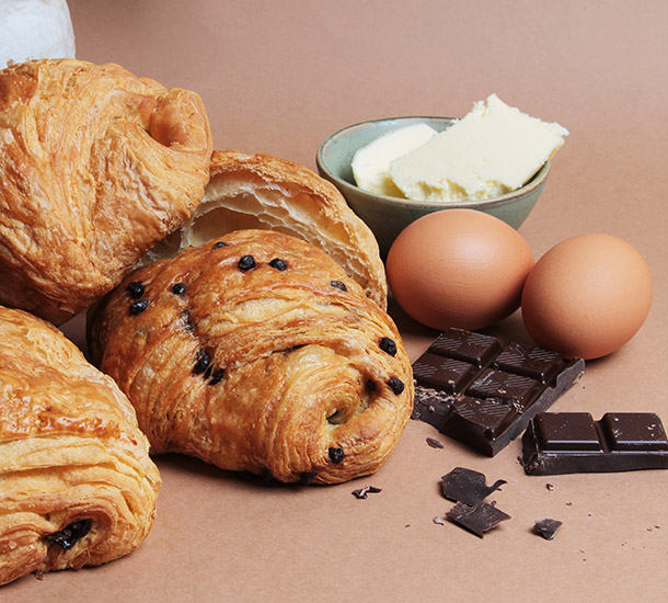 Assortiment van kwaliteitsvolle viennoiserie geleverd door Panistar: chocolade boterkoek, chocoladebroodje, croissant.