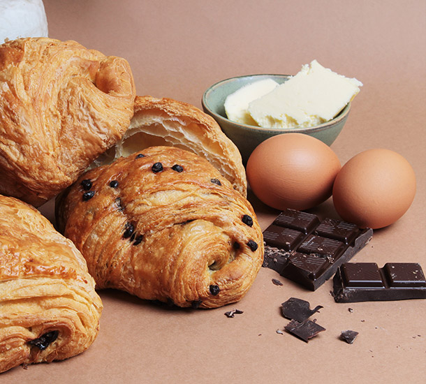 Assortiment de viennoiseries de qualité fourni par Panistar : couque au beurre chocolatée, pain au chocolat, croissant.