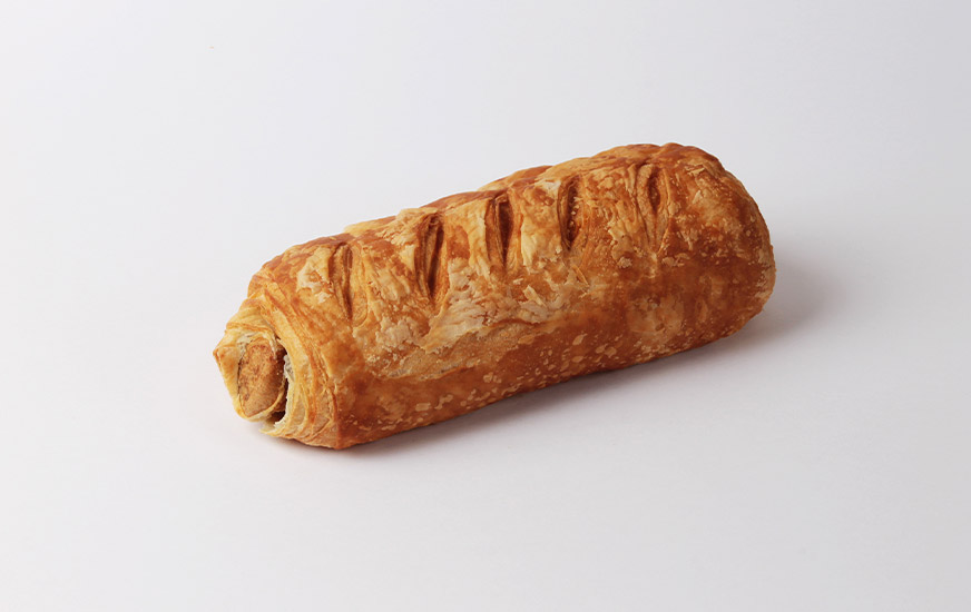 Pain fricandelle dans une pâte feuilletée proposé par Panistar, fournisseur de snacks sucrés et salés pour les boulangeries.