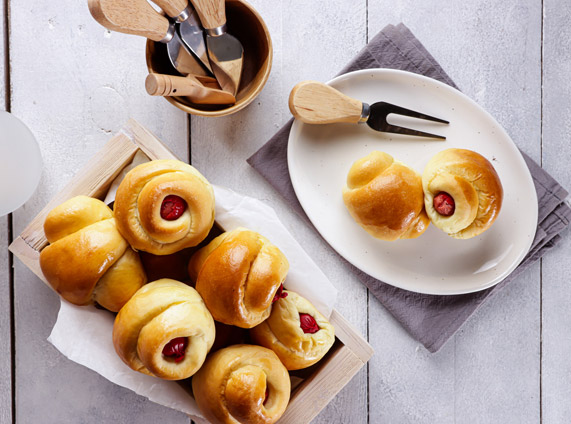 Bord met verschillende kleine broodjes fricandelle, aangeboden door Panistar, leverancier van zoete en hartige snacks voor bakkerijen