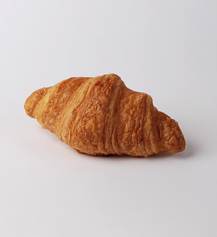 Croissant croustillant et aéré au beurre ou à la margarine. Proposé par Panistar, fournisseur de croissants pour les boulangeries.